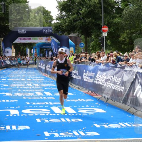 29.06.2025 - hella hamburg halbmarathon Zöllner http://msf.ph/oto/8171000 29.06.2025 10:22:20 Ziel 10650 meine-sportfotos.de