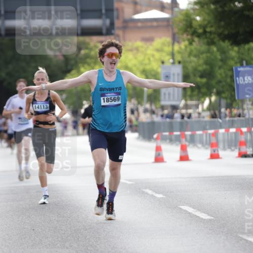 29.06.2025 - hella hamburg halbmarathon Jannik Wohlers http://msf.ph/oto/8171027 29.06.2025 09:41:49 Lombardsbrücke 2604, 10485, 14113, 14506, 17003, 17752, 18569 meine-sportfotos.de