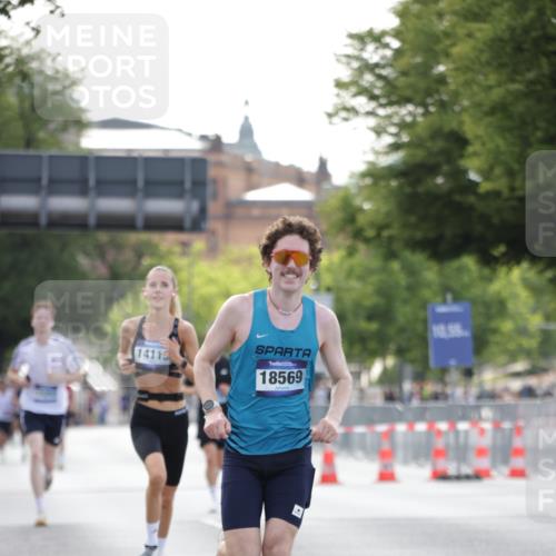 29.06.2025 - hella hamburg halbmarathon Jannik Wohlers http://msf.ph/oto/8171053 29.06.2025 09:41:51 Lombardsbrücke 2604, 10485, 14113, 14506, 17003, 18569 meine-sportfotos.de