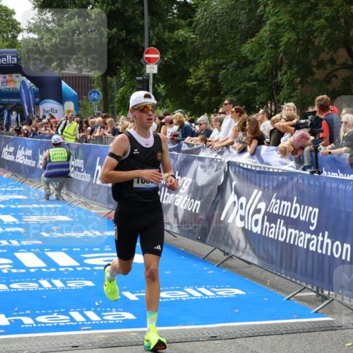 29.06.2025 - hella hamburg halbmarathon Zöllner http://msf.ph/oto/8171058 29.06.2025 10:22:21 Ziel 4571, 10650 meine-sportfotos.de