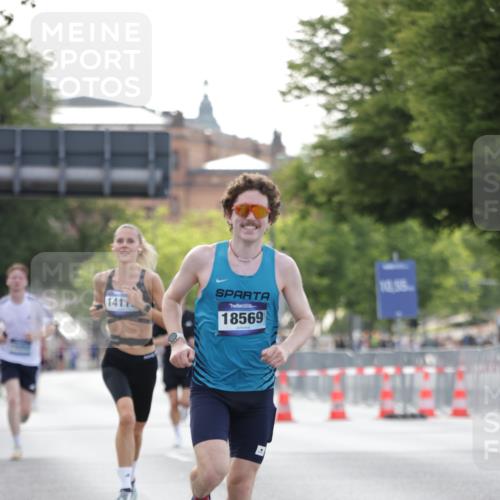 29.06.2025 - hella hamburg halbmarathon Jannik Wohlers http://msf.ph/oto/8171094 29.06.2025 09:41:51 Lombardsbrücke 2604, 10485, 14113, 14506, 17003, 18569 meine-sportfotos.de