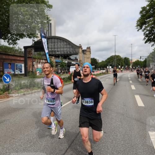 29.06.2025 - hella hamburg halbmarathon Yannick Fuchs http://msf.ph/oto/8171096 29.06.2025 10:24:36 20KM 1758, 2021, 2180, 3043, 6781, 7186, 7231, 7349, 9137, 9571, 10156, 10171, 10790, 12234, 12337, 13374, 13838, 14164, 14395, 15672, 15880, 16118, 16736, 16818, 17197, 18699, 18737, 19042, 19194, 19202, 19203, 19204 meine-sportfotos.de