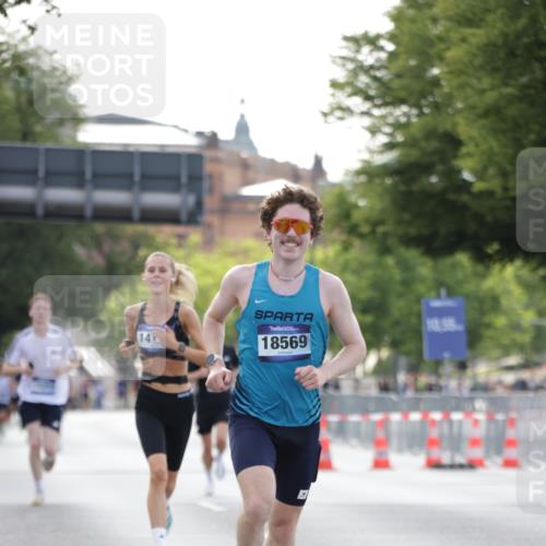 29.06.2025 - hella hamburg halbmarathon Jannik Wohlers http://msf.ph/oto/8171123 29.06.2025 09:41:51 Lombardsbrücke 2604, 10485, 14113, 14506, 17003, 18569 meine-sportfotos.de