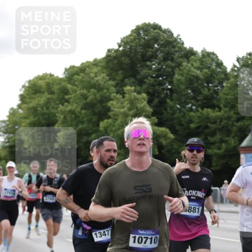 29.06.2025 - hella hamburg halbmarathon Jannik Wohlers http://msf.ph/oto/8171142 29.06.2025 10:21:39 Lombardsbrücke 1003, 1294, 1963, 2009, 2063, 2514, 2744, 3050, 3172, 3458, 3606, 3768, 3995, 4046, 4366, 5641, 6676, 6881, 6977, 7162, 8431, 8860, 8954, 8959, 9002, 9062, 9326, 9327, 9788, 9807, 10088, 10125, 10167, 10210, 10710, 10787, 12894, 13255, 13477, 14053, 14055, 14059, 14168, 14180, 15104, 15129, 15324, 15635, 15660, 16143, 16154, 16161, 16762, 16781, 16796, 16920, 17416, 17556, 17696, 17944, 18172, 18661, 19008, 19099 meine-sportfotos.de