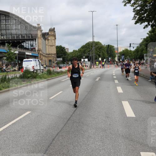 29.06.2025 - hella hamburg halbmarathon Yannick Fuchs http://msf.ph/oto/8171196 29.06.2025 10:24:37 20KM 1758, 2021, 2180, 3043, 6781, 7186, 7231, 9137, 9571, 10156, 10171, 10790, 12234, 12337, 13374, 13838, 14164, 14395, 15672, 15880, 16118, 16736, 16818, 17197, 18699, 18737, 19042, 19194, 19202, 19203, 19204 meine-sportfotos.de