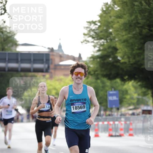29.06.2025 - hella hamburg halbmarathon Jannik Wohlers http://msf.ph/oto/8171220 29.06.2025 09:41:51 Lombardsbrücke 2604, 10485, 14113, 14506, 17003, 18569 meine-sportfotos.de
