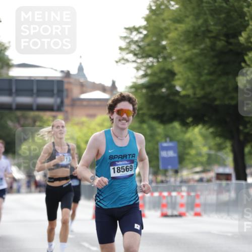 29.06.2025 - hella hamburg halbmarathon Jannik Wohlers http://msf.ph/oto/8171244 29.06.2025 09:41:51 Lombardsbrücke 2604, 10485, 14113, 14506, 17003, 18569 meine-sportfotos.de