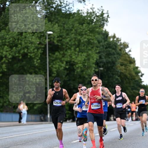 29.06.2025 - hella hamburg halbmarathon Dr. Thomas Lammeyer http://msf.ph/oto/8171275 29.06.2025 09:46:10 Kennedybrücke 4338, 9097, 9385, 9565, 9767, 10867, 11228 meine-sportfotos.de