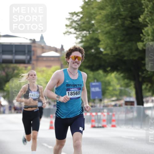 29.06.2025 - hella hamburg halbmarathon Jannik Wohlers http://msf.ph/oto/8171276 29.06.2025 09:41:51 Lombardsbrücke 2604, 10485, 14113, 14506, 17003, 18569 meine-sportfotos.de