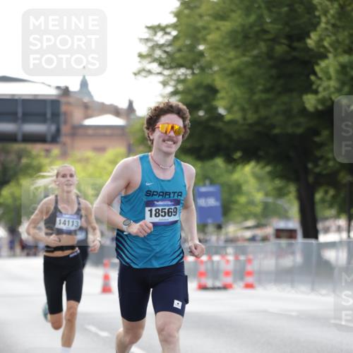29.06.2025 - hella hamburg halbmarathon Jannik Wohlers http://msf.ph/oto/8171288 29.06.2025 09:41:51 Lombardsbrücke 2604, 10485, 14113, 14506, 17003, 18569 meine-sportfotos.de