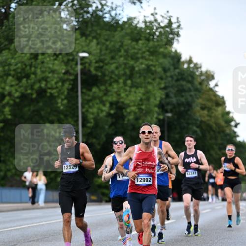 29.06.2025 - hella hamburg halbmarathon Dr. Thomas Lammeyer http://msf.ph/oto/8171291 29.06.2025 09:46:11 Kennedybrücke 4338, 9097, 9385, 9565, 9767, 10867, 11228 meine-sportfotos.de