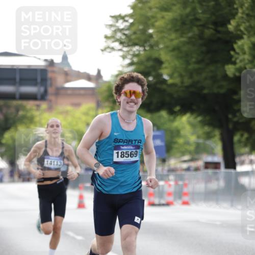 29.06.2025 - hella hamburg halbmarathon Jannik Wohlers http://msf.ph/oto/8171308 29.06.2025 09:41:51 Lombardsbrücke 2604, 10485, 14113, 14506, 17003, 18569 meine-sportfotos.de