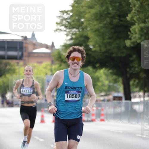 29.06.2025 - hella hamburg halbmarathon Jannik Wohlers http://msf.ph/oto/8171346 29.06.2025 09:41:52 Lombardsbrücke 2604, 10485, 14113, 14506, 15253, 17003, 18569 meine-sportfotos.de