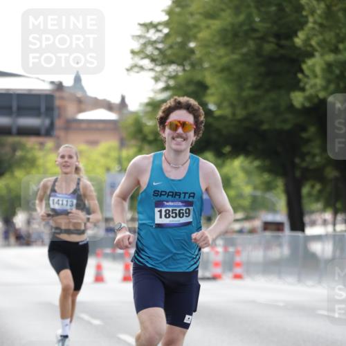 29.06.2025 - hella hamburg halbmarathon Jannik Wohlers http://msf.ph/oto/8171354 29.06.2025 09:41:52 Lombardsbrücke 2604, 10485, 14113, 14506, 15253, 17003, 18569 meine-sportfotos.de