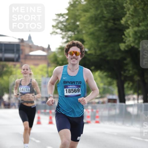 29.06.2025 - hella hamburg halbmarathon Jannik Wohlers http://msf.ph/oto/8171367 29.06.2025 09:41:52 Lombardsbrücke 2604, 10485, 14113, 14506, 15253, 17003, 18569 meine-sportfotos.de