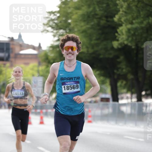 29.06.2025 - hella hamburg halbmarathon Jannik Wohlers http://msf.ph/oto/8171401 29.06.2025 09:41:52 Lombardsbrücke 2604, 10485, 14113, 14506, 15253, 17003, 18569 meine-sportfotos.de