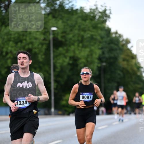 29.06.2025 - hella hamburg halbmarathon Dr. Thomas Lammeyer http://msf.ph/oto/8171592 29.06.2025 09:46:14 Kennedybrücke 1271, 4338, 9097, 9385, 9565, 9767, 10867 meine-sportfotos.de