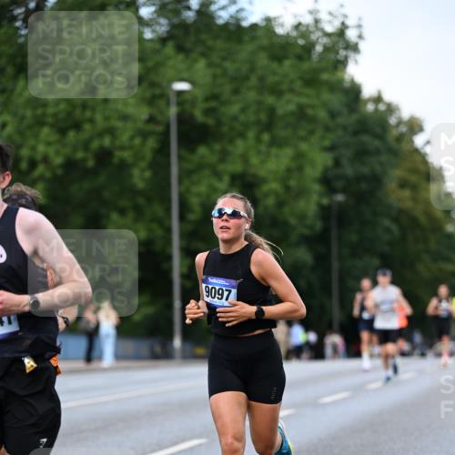 29.06.2025 - hella hamburg halbmarathon Dr. Thomas Lammeyer http://msf.ph/oto/8171604 29.06.2025 09:46:15 Kennedybrücke 1271, 4338, 9097, 9385, 9565, 9767, 10867 meine-sportfotos.de