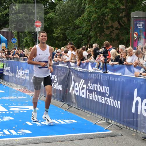 29.06.2025 - hella hamburg halbmarathon Zöllner http://msf.ph/oto/8171618 29.06.2025 10:22:49 Ziel 18897 meine-sportfotos.de