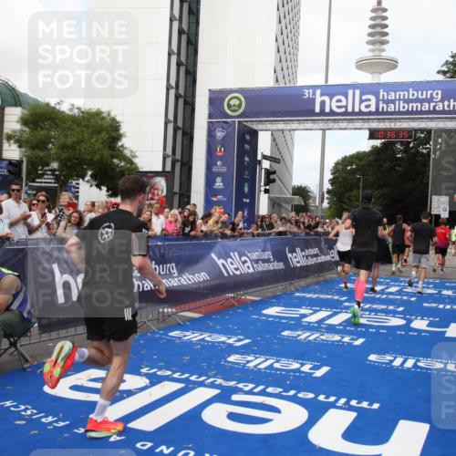 29.06.2025 - hella hamburg halbmarathon Michael Strokosch http://msf.ph/oto/8171729 29.06.2025 10:36:33 Ziel 2121, 8084, 8121, 9296, 10404, 10680, 10852, 11304, 11833, 12916, 17723, 18062 meine-sportfotos.de