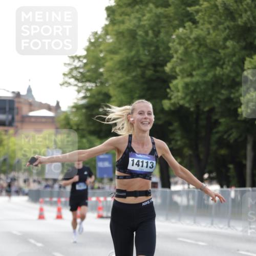 29.06.2025 - hella hamburg halbmarathon Jannik Wohlers http://msf.ph/oto/8171749 29.06.2025 09:41:54 Lombardsbrücke 2604, 2618, 10485, 14113, 15253, 17003, 18569 meine-sportfotos.de