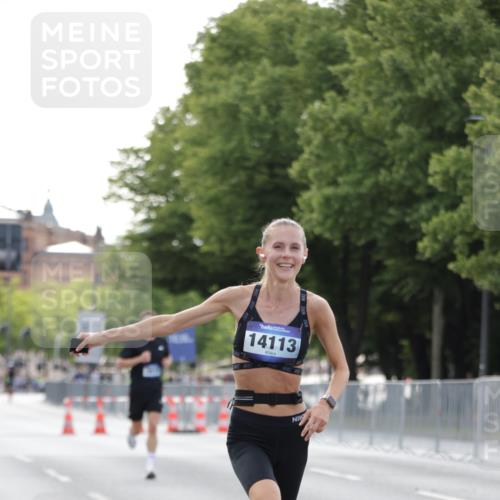 29.06.2025 - hella hamburg halbmarathon Jannik Wohlers http://msf.ph/oto/8171847 29.06.2025 09:41:54 Lombardsbrücke 2604, 2618, 10485, 14113, 15253, 17003, 18569 meine-sportfotos.de