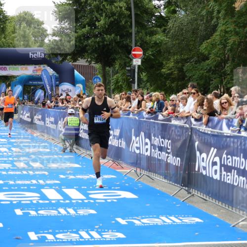 29.06.2025 - hella hamburg halbmarathon Zöllner http://msf.ph/oto/8171848 29.06.2025 10:23:01 Ziel 4128, 11624, 18328 meine-sportfotos.de