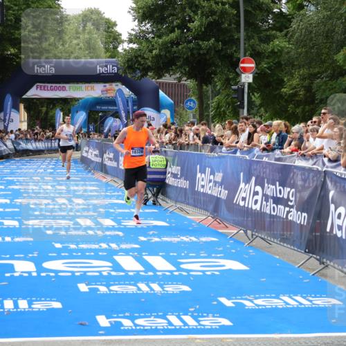 29.06.2025 - hella hamburg halbmarathon Zöllner http://msf.ph/oto/8171983 29.06.2025 10:23:04 Ziel 4128, 7862, 18328 meine-sportfotos.de