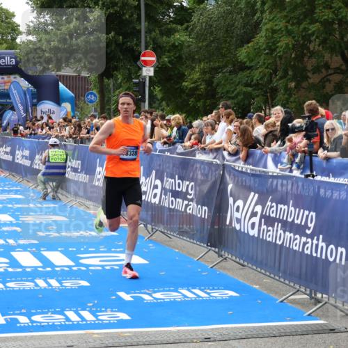 29.06.2025 - hella hamburg halbmarathon Zöllner http://msf.ph/oto/8172021 29.06.2025 10:23:05 Ziel 4128, 7862, 18328 meine-sportfotos.de
