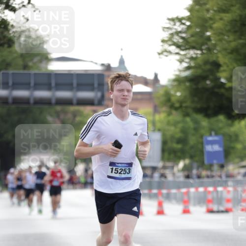 29.06.2025 - hella hamburg halbmarathon Jannik Wohlers http://msf.ph/oto/8172086 29.06.2025 09:41:57 Lombardsbrücke 2618, 14113, 15253, 18569 meine-sportfotos.de