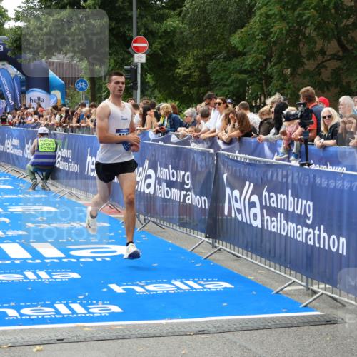 29.06.2025 - hella hamburg halbmarathon Zöllner http://msf.ph/oto/8172107 29.06.2025 10:23:08 Ziel 4128, 7862, 18930 meine-sportfotos.de