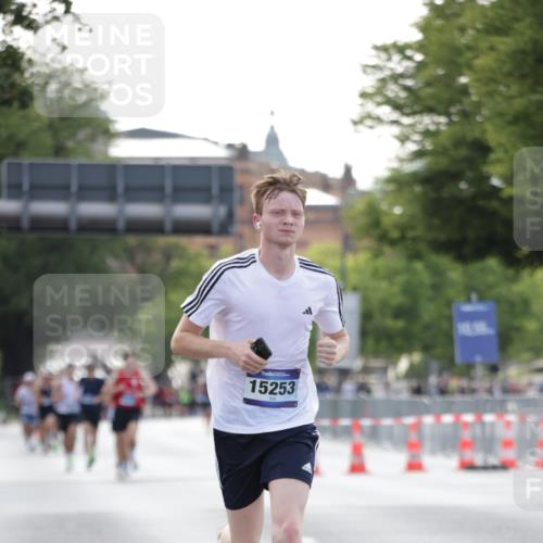 29.06.2025 - hella hamburg halbmarathon Jannik Wohlers http://msf.ph/oto/8172120 29.06.2025 09:41:57 Lombardsbrücke 2618, 14113, 15253, 18569 meine-sportfotos.de