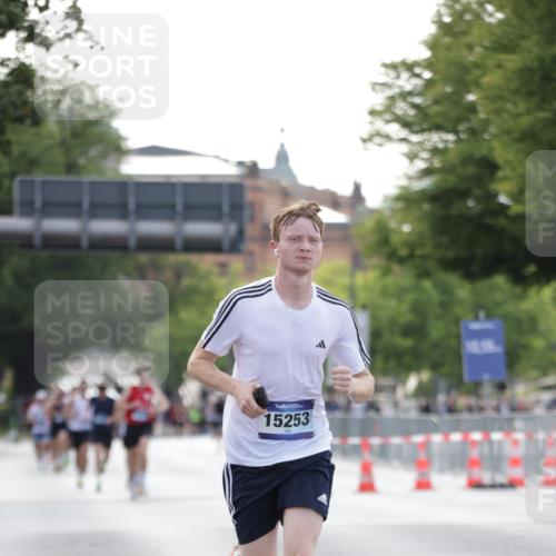 29.06.2025 - hella hamburg halbmarathon Jannik Wohlers http://msf.ph/oto/8172164 29.06.2025 09:41:57 Lombardsbrücke 2618, 14113, 15253, 18569 meine-sportfotos.de
