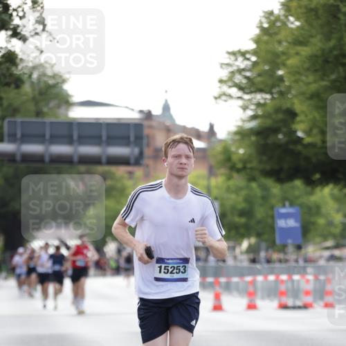29.06.2025 - hella hamburg halbmarathon Jannik Wohlers http://msf.ph/oto/8172199 29.06.2025 09:41:57 Lombardsbrücke 2618, 14113, 15253, 18569 meine-sportfotos.de