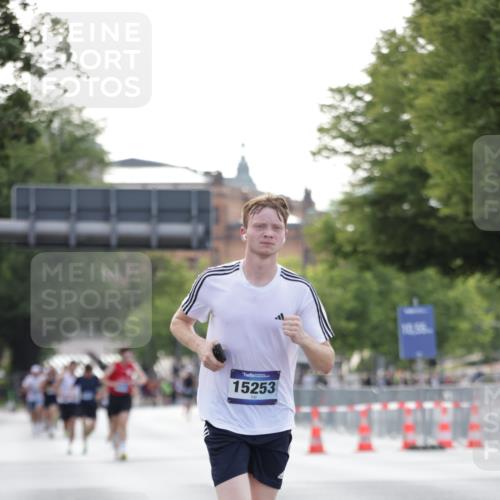 29.06.2025 - hella hamburg halbmarathon Jannik Wohlers http://msf.ph/oto/8172247 29.06.2025 09:41:57 Lombardsbrücke 2618, 14113, 15253, 18569 meine-sportfotos.de