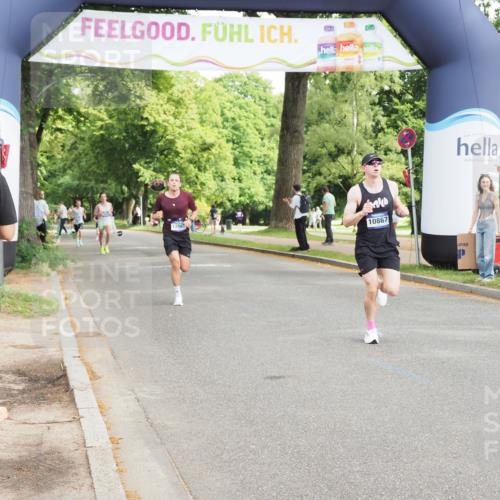 29.06.2025 - hella hamburg halbmarathon MichiJ http://msf.ph/oto/8172281 29.06.2025 10:15:23 Zwischen KM18-KM19 10867, 12067, 13913 meine-sportfotos.de
