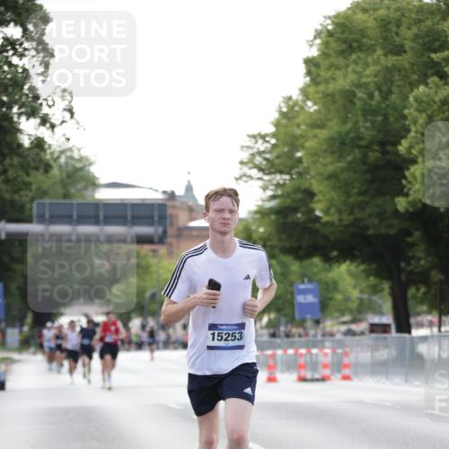 29.06.2025 - hella hamburg halbmarathon Jannik Wohlers http://msf.ph/oto/8172348 29.06.2025 09:41:57 Lombardsbrücke 2618, 14113, 15253, 18569 meine-sportfotos.de