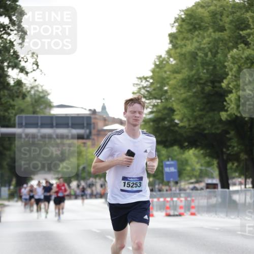 29.06.2025 - hella hamburg halbmarathon Jannik Wohlers http://msf.ph/oto/8172402 29.06.2025 09:41:57 Lombardsbrücke 2618, 14113, 15253, 18569 meine-sportfotos.de