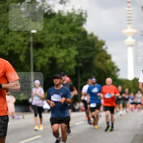 29.06.2025 - hella hamburg halbmarathon Dr. Thomas Lammeyer http://msf.ph/oto/8172469 29.06.2025 10:09:50 Kennedybrücke 1229, 1842, 2288, 3461, 4014, 4220, 4782, 4868, 5073, 5762, 7138, 7302, 8049, 8727, 8894, 9339, 9361, 9477, 9559, 9736, 9737, 9738, 10343, 10791, 10998 meine-sportfotos.de
