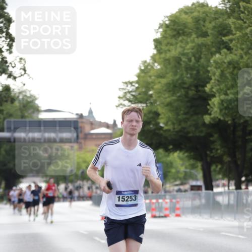 29.06.2025 - hella hamburg halbmarathon Jannik Wohlers http://msf.ph/oto/8172492 29.06.2025 09:41:57 Lombardsbrücke 2618, 14113, 15253, 18569 meine-sportfotos.de