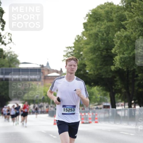 29.06.2025 - hella hamburg halbmarathon Jannik Wohlers http://msf.ph/oto/8172526 29.06.2025 09:41:58 Lombardsbrücke 2618, 14113, 15253, 18569 meine-sportfotos.de