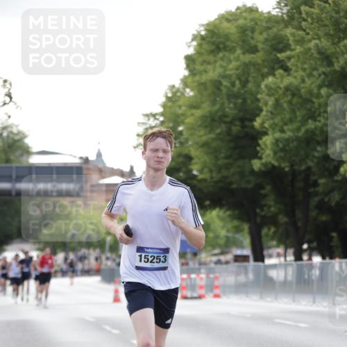 29.06.2025 - hella hamburg halbmarathon Jannik Wohlers http://msf.ph/oto/8172566 29.06.2025 09:41:58 Lombardsbrücke 2618, 14113, 15253, 18569 meine-sportfotos.de