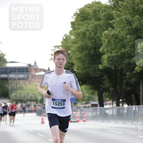 29.06.2025 - hella hamburg halbmarathon Jannik Wohlers http://msf.ph/oto/8172603 29.06.2025 09:41:58 Lombardsbrücke 2618, 14113, 15253, 18569 meine-sportfotos.de