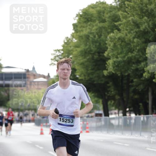 29.06.2025 - hella hamburg halbmarathon Jannik Wohlers http://msf.ph/oto/8172667 29.06.2025 09:41:58 Lombardsbrücke 2618, 14113, 15253, 18569 meine-sportfotos.de