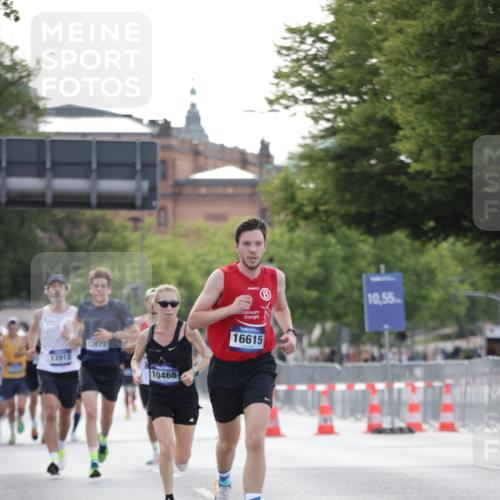 29.06.2025 - hella hamburg halbmarathon Jannik Wohlers http://msf.ph/oto/8172755 29.06.2025 09:42:05 Lombardsbrücke 2618, 10468, 14113, 15253, 16615, 18569 meine-sportfotos.de