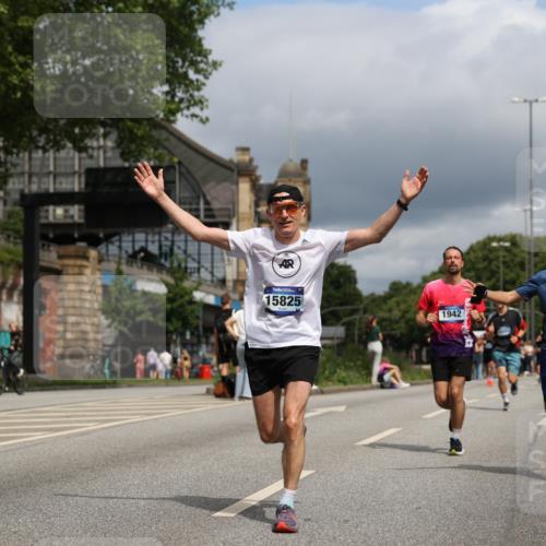 29.06.2025 - hella hamburg halbmarathon Yannick Fuchs http://msf.ph/oto/8172812 29.06.2025 10:41:25 20KM 1012, 1070, 1460, 1689, 1942, 2274, 2623, 3304, 4093, 5129, 5472, 5532, 5650, 5889, 6203, 6630, 7480, 7908, 8564, 8852, 9051, 9305, 10122, 10423, 11021, 11077, 11518, 12706, 12724, 13223, 13303, 14415, 14482, 14594, 15451, 15611, 15714, 15825, 15923, 15973, 16089, 16175, 16819, 17229, 17718, 17743, 17846, 18297, 18356, 19127 meine-sportfotos.de