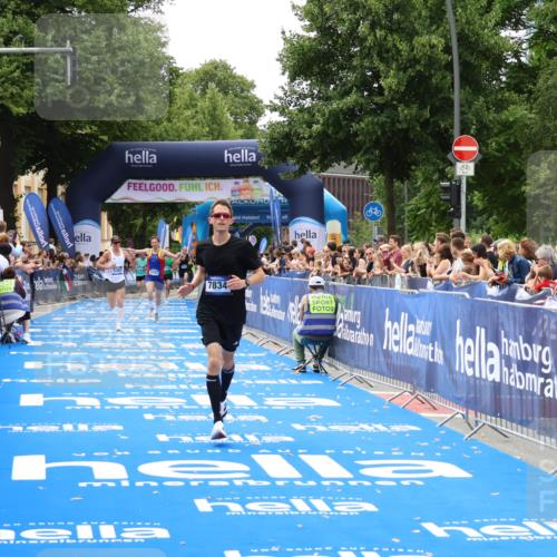 29.06.2025 - hella hamburg halbmarathon Zöllner http://msf.ph/oto/8172818 29.06.2025 10:23:44 Ziel 5301, 7834, 9151 meine-sportfotos.de