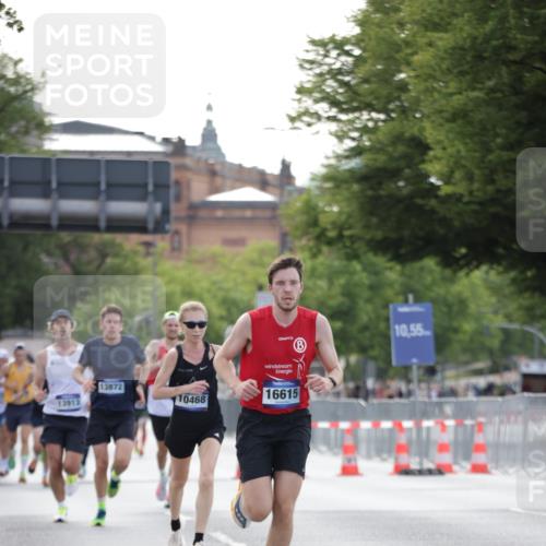 29.06.2025 - hella hamburg halbmarathon Jannik Wohlers http://msf.ph/oto/8172844 29.06.2025 09:42:05 Lombardsbrücke 2618, 10468, 14113, 15253, 16615, 18569 meine-sportfotos.de