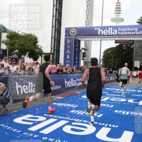 29.06.2025 - hella hamburg halbmarathon Michael Strokosch http://msf.ph/oto/8172854 29.06.2025 10:36:58 Ziel 3959, 5307, 7310, 11620, 13141, 14691, 15939, 18384 meine-sportfotos.de