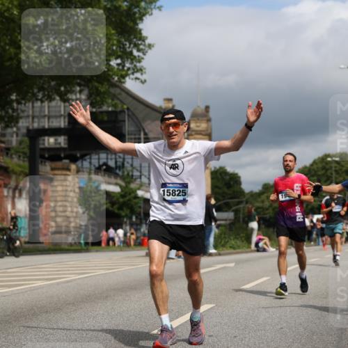 29.06.2025 - hella hamburg halbmarathon Yannick Fuchs http://msf.ph/oto/8172881 29.06.2025 10:41:25 20KM 1012, 1070, 1460, 1689, 1942, 2274, 2623, 3304, 4093, 5129, 5472, 5532, 5650, 5889, 6203, 6630, 7480, 7908, 8564, 8852, 9051, 9305, 10122, 10423, 11021, 11077, 11518, 12706, 12724, 13223, 13303, 14415, 14482, 14594, 15451, 15611, 15714, 15825, 15923, 15973, 16089, 16175, 16819, 17229, 17718, 17743, 17846, 18297, 18356, 19127 meine-sportfotos.de